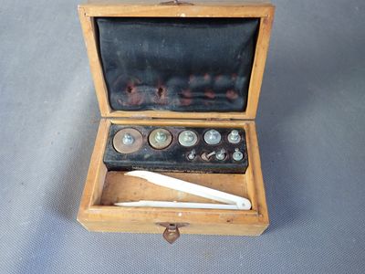 une petite boîte en bois contenant un ensemble d'outils