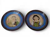 deux assiettes sur lesquelles figurent des portraits de personnes, sur un fond blanc