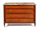 une commode à dessus de marbre sur fond blanc