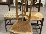 Plusieurs chaises sont alignées en rangée sur un sol carrelé