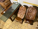 deux chaises en bois et une table en verre dans une pièce