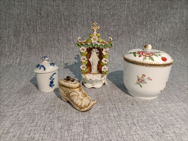 Vierge en porcelaine à décor de fleurs polychrome en relief, pot 