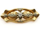 Gros plan sur une broche en or et diamants