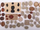 un assortiment de vieilles pièces et de timbres sur un fond blanc