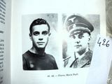 deux photos d'un homme en uniforme militaire sur un livre