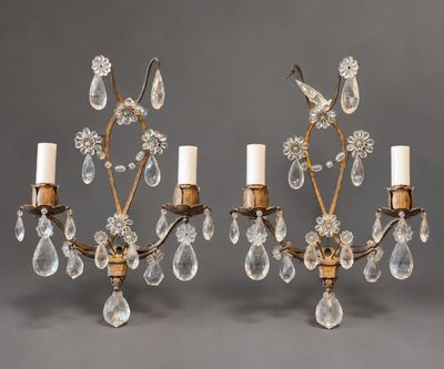 une paire d'appliques en laiton et cristal