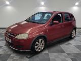 la photo d'une voiture rouge garée dans un garage