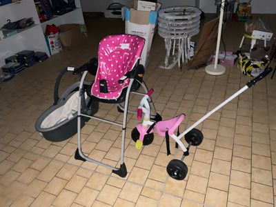 une poussette avec un bébé dedans et une poussette avec un bébé dedans