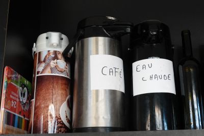 de nombreux modèles de tasses à café sur une étagère