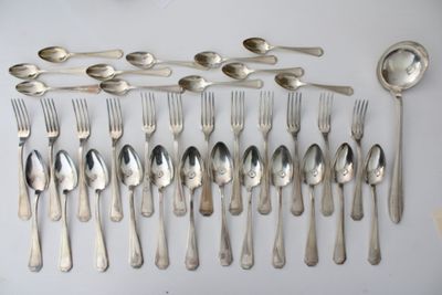 beaucoup de cuillères en argent et de cuillères sur la table