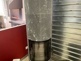 un poêle dans un coin de la pièce, à côté d'un bol de nourriture