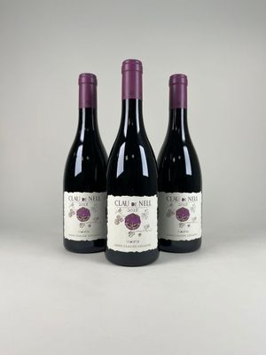 trois bouteilles de vin posées sur une table