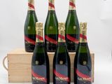 six bouteilles de champagne dans un coffret en bois sur fond blanc