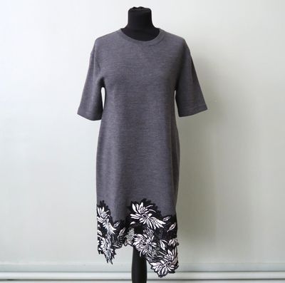 une robe grise ornée de fleurs noires et blanches