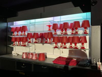 un présentoir de gobelets rouges sur une étagère dans un magasin