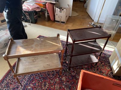 Deux petites tables desserte à plateau d'entrejambe