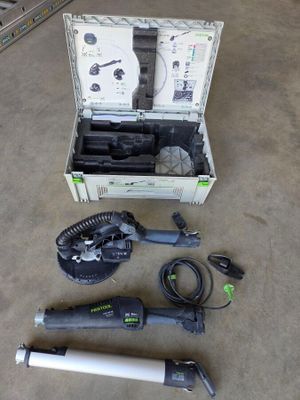 une boîte à outils posée par terre à côté d'une autre boîte