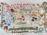 plusieurs types de bijoux différents sur une surface blanche