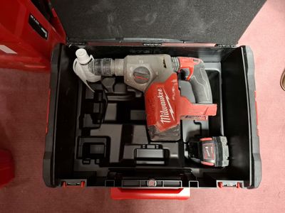 un outil dans une boîte à outils, à côté d'un marteau et d'autres outils
