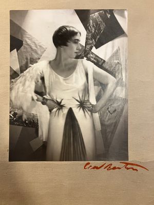 une photo en noir et blanc d'une femme en robe
