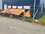 une rangée de chaises orange devant un bâtiment