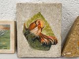 trois œuvres d'art accrochées au mur