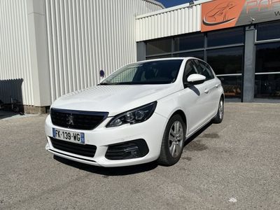 une voiture blanche garée devant un bâtiment