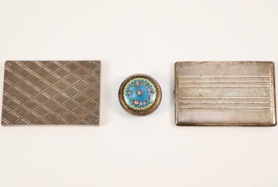 Trois types différents d'objets métalliques sont exposés sur une surface blanche