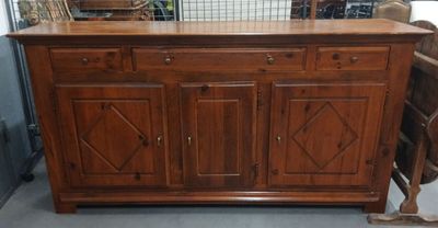 une armoire en bois surmontée d'un miroir