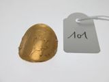 gros plan d'une pièce d'or portant une étiquette de prix