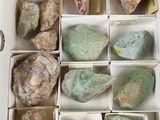 une boîte remplie de différentes sortes de pierres