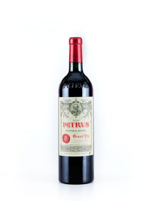 une bouteille de vin rouge posée sur une table blanche