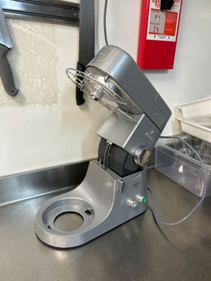 un mixeur posé sur un plan de travail dans une cuisine