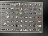 une vitrine présentant de nombreux types de bijoux différents