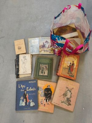 un sac rempli de livres posé par terre à côté d'un autre sac rempli de livres