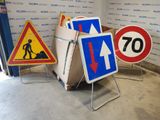 de nombreux panneaux de signalisation différents exposés dans une salle