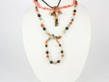un ensemble composé d'un collier et d'un bracelet ornés de perles multicolores, présenté sur un mannequin