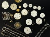 de nombreux modèles différents de montres et de chaînes posés sur la table