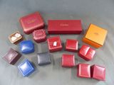 tout un tas de boîtes de différentes couleurs posées sur une table