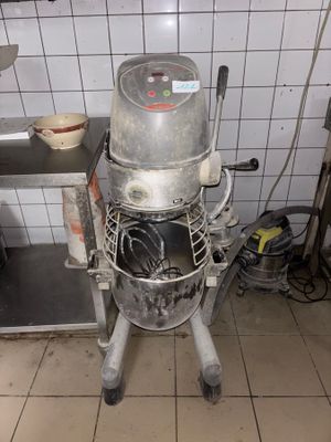 une image d'une cuisine avec un mixeur à l'intérieur