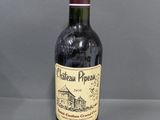 une bouteille de vin posée sur une table