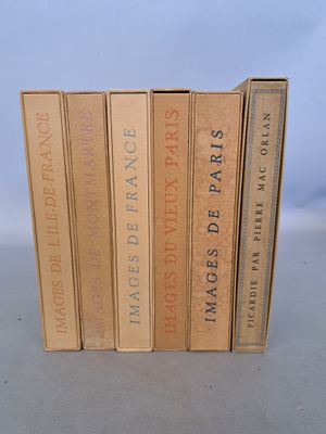 six livres sont empilés sur une table