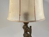 une lampe posée sur une table et munie d'un abat-jour