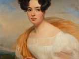 portrait d'une femme en robe jaune tenant un panier