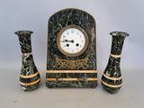 une horloge et deux vases posés sur une table