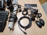 un bureau sur lequel se trouvent un clavier, une souris et d'autres appareils électroniques