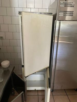 un réfrigérateur dont la porte est ouverte dans une cuisine