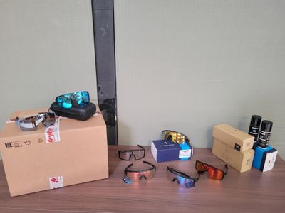 une boîte contenant des lunettes, un téléphone portable et d'autres objets, posée sur une table