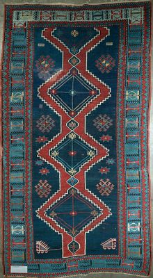 Grande carpette en laine Shirvan à décor géométrique rouge s…