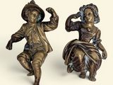 paire de figurines anciennes en bronze d'un garçon et d'une fille